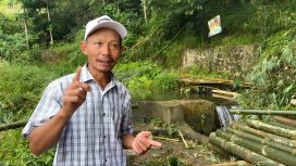 Tokoh penggerak konservasi, Kabul Asrori, menjelaskan keberhasilan penanaman pohon aren dalam mencegah kekeringan di Dusun Tirto, Desa Tirto, Magelang. (Muhammad Tegar Julianto/ Lingkunganku)