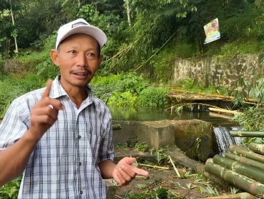 Tokoh penggerak konservasi, Kabul Asrori, menjelaskan keberhasilan penanaman pohon aren dalam mencegah kekeringan di Dusun Tirto, Desa Tirto, Magelang. (Muhammad Tegar Julianto/ Lingkunganku) 