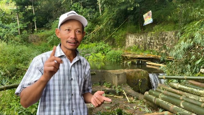 
					Tokoh penggerak konservasi, Kabul Asrori, menjelaskan keberhasilan penanaman pohon aren dalam mencegah kekeringan di Dusun Tirto, Desa Tirto, Magelang. (Muhammad Tegar Julianto/ Lingkunganku) 