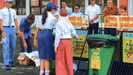 Postingan dari Sekolah Bhakti Tunas Harapan (SBTH) Magelang di Instagram ini menyoroti dimulainya kampanye dan simulasi pemilahan sampah di sekolah. Gambar visual menunjukkan partisipasi aktif siswa SD dalam program ini. Keterangan teks menjelaskan bahwa kampanye 