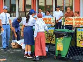 Postingan dari Sekolah Bhakti Tunas Harapan (SBTH) Magelang di Instagram ini menyoroti dimulainya kampanye dan simulasi pemilahan sampah di sekolah. Gambar visual menunjukkan partisipasi aktif siswa SD dalam program ini. Keterangan teks menjelaskan bahwa kampanye 