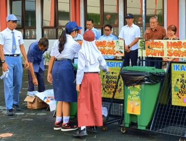 Postingan dari Sekolah Bhakti Tunas Harapan (SBTH) Magelang di Instagram ini menyoroti dimulainya kampanye dan simulasi pemilahan sampah di sekolah. Gambar visual menunjukkan partisipasi aktif siswa SD dalam program ini. Keterangan teks menjelaskan bahwa kampanye 