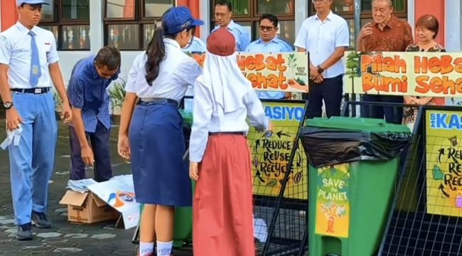 Postingan dari Sekolah Bhakti Tunas Harapan (SBTH) Magelang di Instagram ini menyoroti dimulainya kampanye dan simulasi pemilahan sampah di sekolah. Gambar visual menunjukkan partisipasi aktif siswa SD dalam program ini. Keterangan teks menjelaskan bahwa kampanye 