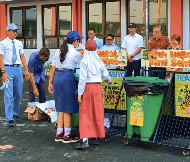 
					Postingan dari Sekolah Bhakti Tunas Harapan (SBTH) Magelang di Instagram ini menyoroti dimulainya kampanye dan simulasi pemilahan sampah di sekolah. Gambar visual menunjukkan partisipasi aktif siswa SD dalam program ini. Keterangan teks menjelaskan bahwa kampanye 