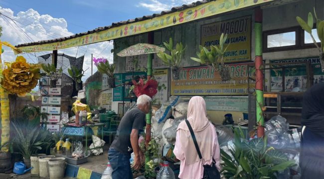 Kondisi aktivitas pengelolaan bank sampah di Kampung Bersemi RW 4 Cacaban, Magelang Tengah (2/5/2026). (Diah Natasya Putri/LingkunganKu)