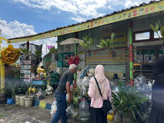 
					Kondisi aktivitas pengelolaan bank sampah di Kampung Bersemi RW 4 Cacaban, Magelang Tengah (2/5/2026). (Diah Natasya Putri/LingkunganKu)