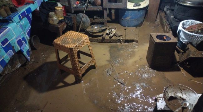 Rumah warga dipenuhi lumpur akibat banjir bandang yang menerjang Dusun Batur, Desa Citrosono, Kecamatan Grabag, Kabupaten Magelang (BPBD Kab.Magelang/Lingkunganku)