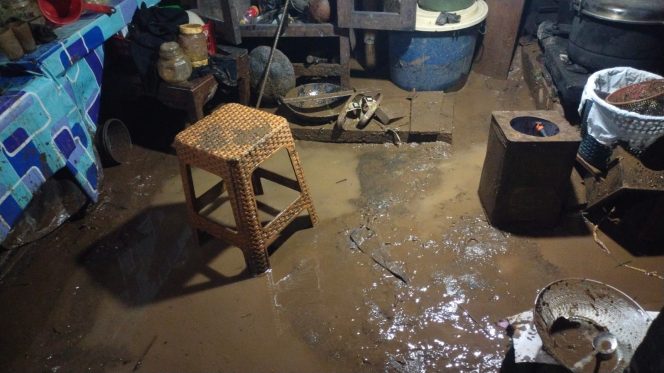 
					Rumah warga dipenuhi lumpur akibat banjir bandang yang menerjang Dusun Batur, Desa Citrosono, Kecamatan Grabag, Kabupaten Magelang (BPBD Kab.Magelang/Lingkunganku)