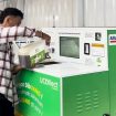 Warga menyetorkan minyak jelantah ke mesin UCOllect Box untuk ditukar menjadi saldo digital. (Instagram @ucollect.id)