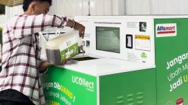 Warga menyetorkan minyak jelantah ke mesin UCOllect Box untuk ditukar menjadi saldo digital. (Instagram @ucollect.id)
