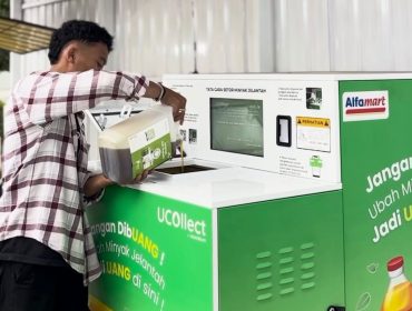 Warga menyetorkan minyak jelantah ke mesin UCOllect Box untuk ditukar menjadi saldo digital. (Instagram @ucollect.id)