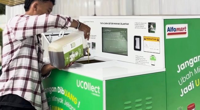 Warga menyetorkan minyak jelantah ke mesin UCOllect Box untuk ditukar menjadi saldo digital. (Instagram @ucollect.id)
