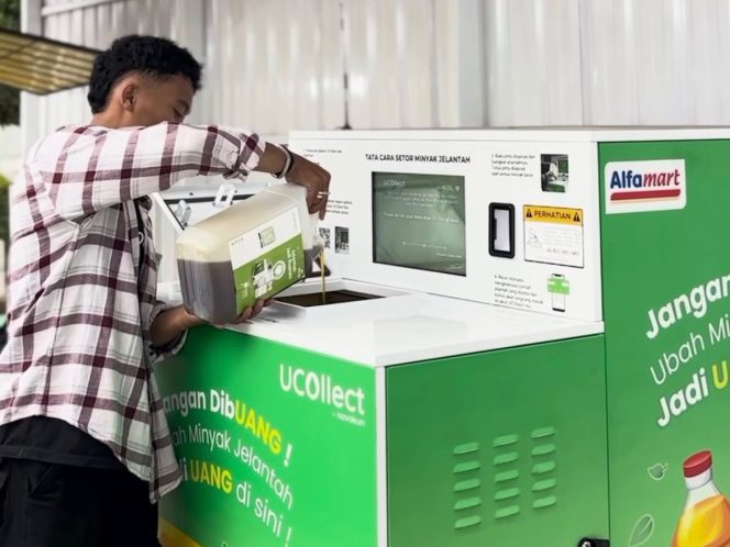 
					Warga menyetorkan minyak jelantah ke mesin UCOllect Box untuk ditukar menjadi saldo digital. (Instagram @ucollect.id)