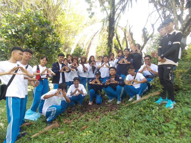 
					Organisasi pecinta alam STIGMAPA jalankan program penghijauan perdana di KRGT. (Dok. kegiatan STIGMAPA)