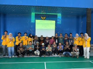 Tim KKN 07 Universitas Tidar bersama kelompok tani Desa Jetis menunjukkan komitmen terhadap pertanian berkelanjutan melalui pelatihan pembuatan elisitor Biosaka berbahan sumber daya lokal di Gedung Serbaguna Desa Jetis, Temanggung. (Dok. KKN 07 Universitas Tidar)