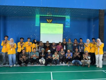 Tim KKN 07 Universitas Tidar bersama kelompok tani Desa Jetis menunjukkan komitmen terhadap pertanian berkelanjutan melalui pelatihan pembuatan elisitor Biosaka berbahan sumber daya lokal di Gedung Serbaguna Desa Jetis, Temanggung. (Dok. KKN 07 Universitas Tidar)