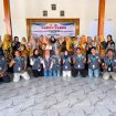 Mahasiswa KKN Untidar foto bersama ibu-ibu PKK usai program edukasi dan praktik budikdamber lele-kangkung di Desa Mojorejo, Sragen. (Muhammad Tegar Julianto/ Lingkunganku) 