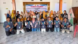 Mahasiswa KKN Untidar foto bersama ibu-ibu PKK usai program edukasi dan praktik budikdamber lele-kangkung di Desa Mojorejo, Sragen. (Muhammad Tegar Julianto/ Lingkunganku) 