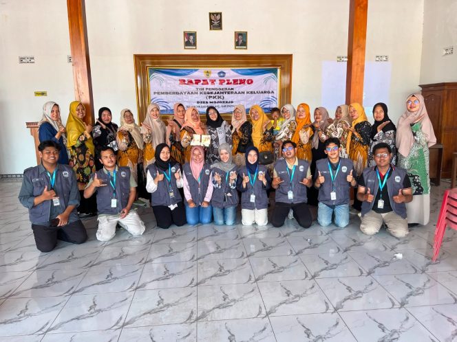 
					Mahasiswa KKN Untidar foto bersama ibu-ibu PKK usai program edukasi dan praktik budikdamber lele-kangkung di Desa Mojorejo, Sragen. (Muhammad Tegar Julianto/ Lingkunganku) 