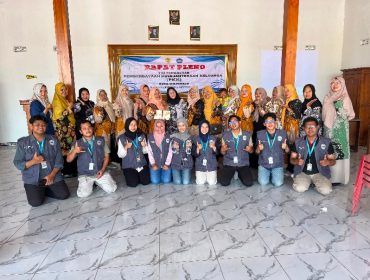 Mahasiswa KKN Untidar foto bersama ibu-ibu PKK usai program edukasi dan praktik budikdamber lele-kangkung di Desa Mojorejo, Sragen. (Muhammad Tegar Julianto/ Lingkunganku) 