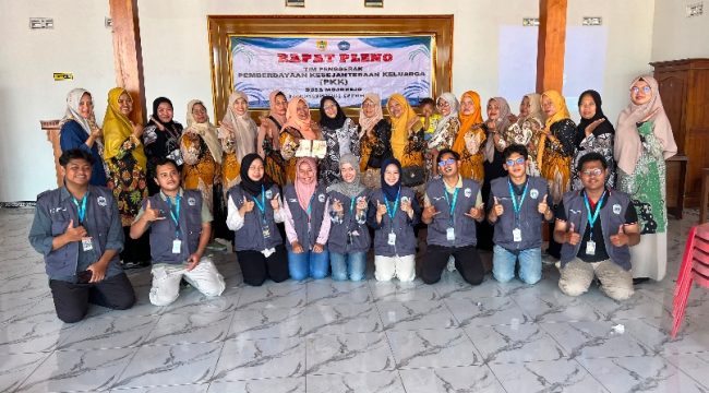 Mahasiswa KKN Untidar foto bersama ibu-ibu PKK usai program edukasi dan praktik budikdamber lele-kangkung di Desa Mojorejo, Sragen. (Muhammad Tegar Julianto/ Lingkunganku) 